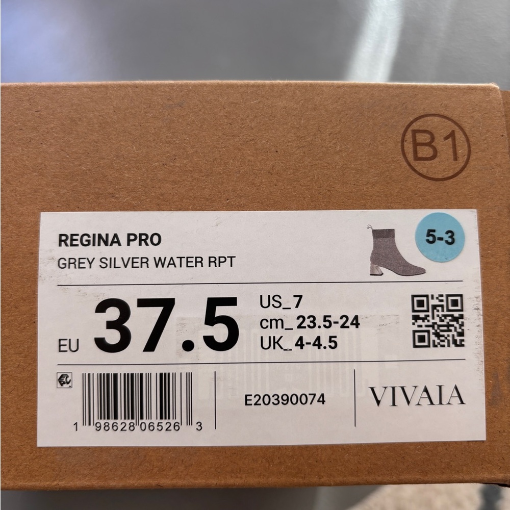 Vivaia Regina Pro Water-Repellant Boots - Sz 7 in Silver Metallic - Picture 6 of 6